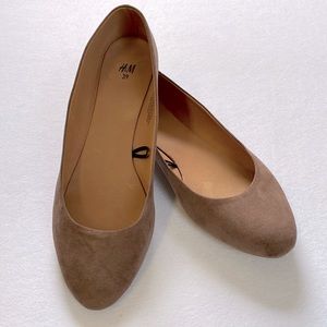 NWOT H&M Sueded Flats